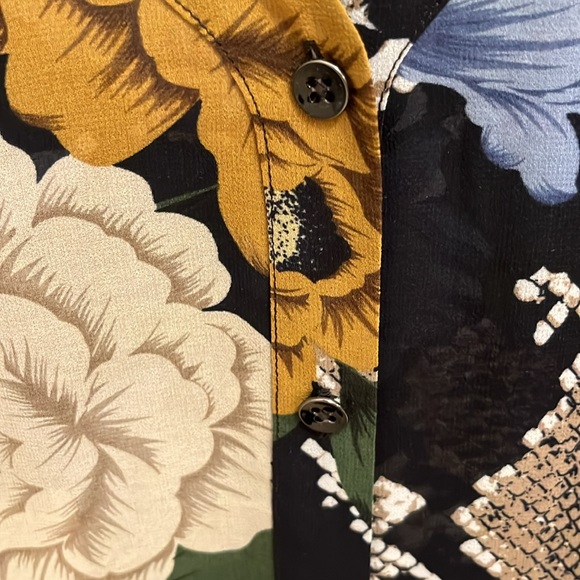 Cabi top. Sheer fabric. Puff shoulders. - Picture 4 of 7